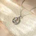 Vista dettagliata della collana in argento con ciondolo a lettera L con zirconi - Collana L / Argento