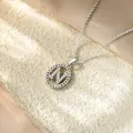 Primo piano di un'elegante collana in argento con ciondolo a forma di lettera N e zirconi - Collana N / Argento