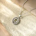 Dettaglio dell'elegante collana con ciondolo lettera O in micro zirconi argento - Collana O / Argento