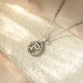 Vista dettagliata di una collana con pendente lettera P argentata con zirconi micro-pavimentati - Collana P / Argento