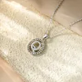 Dettaglio della collana con ciondolo lettera Q in zirconi su una pietra elegante - Collana Q / Argento