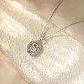 Primo piano di una collana in argento con ciondolo a lettera S impreziosito da zirconi - Collana S / Argento