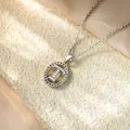 Vista dettagliata di un elegante ciondolo in argento con design della lettera I in pavé - Collana T / Argento
