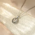 Primo piano del ciondolo a lettera U in argento con zirconi su una catenina sottile. - Collana U / Argento