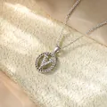 Primo piano di una collana d'argento con un ciondolo a lettera V in zirconi - Collana V / Argento