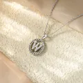 Dettaglio macro di una collana in argento con ciondolo a lettera W in zirconi cubici. - Collana W / Argento