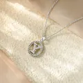 Primo piano di una collana con ciondolo iniziale Y argentata con pavé di zirconi cubici - Collana Y / Argento