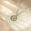 Dettaglio macro di una collana argentata con un pendente a lettera Z in zirconi lucidi. - Collana Z / Argento