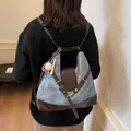 Mochila retro multiusos de gran capacidad en azul y marrón, estilo denim y cuero - Azul con Colgante