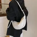 Minimalistische weiße Halbmond-Tasche für Damen, hochwertige Pendler-Umhängetasche. - Weiß