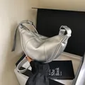Silberne metallische Mondsichel-Tasche mit Riemen - Silber