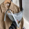 Elegante hellblaue Dumpling-Umhängetasche mit verstellbarem Riemen für Damen - Blau
