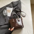 Vintage dunkelbraune glänzende Beuteltasche mit Griffen und verstellbarem Gurt - Ohne Anhänger / Kaffeebraun