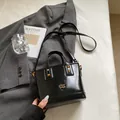 Vintage schwarze glänzende Ledertasche mit goldenen Nieten und langem Gurt - Ohne Anhänger / Schwarz