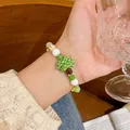 Pulsera de cuentas de cerámica macaron con dije de árbol verde en la muñeca - Estilo Cocotero (S459 Verde Cocotero) / Verde Cocotero