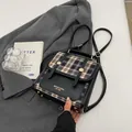 Zaino a quadri retrò in pelle nera con eleganti dettagli in metallo dorato per lei - Nero
