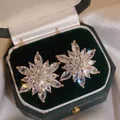 Elegant gold-plated snowflake earrings featuring marquise-cut stones inside a green velvet box - Snowflake / Gold Snowflake Style (A679金)