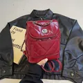 Sac à dos matelassé rouge élégant avec finition brillante et fermoir argenté - Bordeaux