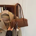 Elegante borsa sottobraccio bowling in camoscio marrone con un originale ciondolo a baseball - senza ciondolo / 26x9x13cm / Marrone
