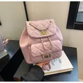 Élégant sac à dos matelassé rose pour femme avec chaîne dorée et fermoir pivotant - L / Violet