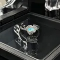 Detailopname van een minimalistische zilveren ring met blauwe maansteen - Verstelbare ring stijl 1