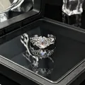 Gedetailleerde macro-opname van een zilveren maansteen ring reflecterend op een spiegeloppervlak - Verstelbare ring stijl 7