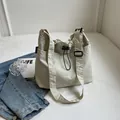 Bolso tote de nailon beige de gran capacidad con cordón para uso diario - Blanco