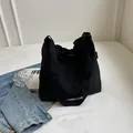 Elegante bolso tote grande de nailon negro para mujer con correa ancha para el uso diario - Negro