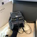 Élégant sac à dos en cuir matelassé noir avec un fermoir cœur argenté et chaîne - Noir