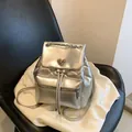 Sac à dos matelassé argenté pour femme avec poignée en chaîne et fermeture en cœur - Argent