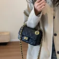 Elegante borsa a tracolla trapuntata nera con catena dorata e ciondolo circolare - Nero