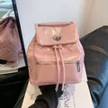 Élégant sac à dos matelassé rose pour femmes avec fermoir cœur et bretelles chaîne - Rose