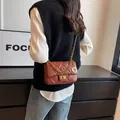 Elegante borsa a tracolla trapuntata marrone con catena dorata e dettaglio ciondolo a H. - rosso mattone
