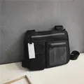 Schwarze taktische funktionale Umhängetasche mit Netztasche und Utility-Design-Detail - Schwarz