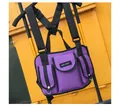 Nahaufnahme einer lila taktischen Brusttasche mit Multi-Pocket Techwear-Design-Details - Lila