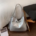 Borsa hobo capiente argento metallizzato da donna, stile versatile e alla moda 2026 - Vestibilità regolare / Argento