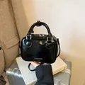 Elegante kleine schwarze Lackleder-Handtasche mit Griff und verstellbarem Riemen - Basisstil / Schwarz