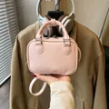Modische rosa quadratische Handtasche mit einer einzigartigen Lederstruktur-Optik - Basisstil / Rosa