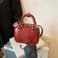 Modische tiefrote glänzende kleine quadratische Handtasche für Damen Frühlingsmode - Basisstil / Burgunderrot