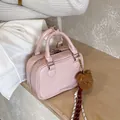 Modische rosa Mini-Handtasche mit Glanzfinish und süßem Bären-Schlüsselanhänger - Bären-Anhänger-Stil / Rosa