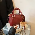 Stilvolle glänzende rote Mini-Handtasche mit Plüschbär-Anhänger und silbernen Details - Bären-Anhänger-Stil / Burgunderrot