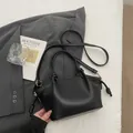 Eleganter schwarzer Designer-Handtasche mit Knotengriffen und verstellbarem Schultergurt. - Einzelne Tasche / Schwarz