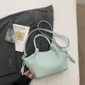 Mintgrüne Shopper-Tasche aus Kunstleder mit geknoteten Griffen und Umhängegurt - Einzelne Tasche / Blau