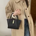 Elegante borsa a secchiello in pelle martellata nera con chiusura dorata per donna - Nero