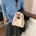 Minimalistische witte geplooide handtas met gedraaide handgreep voor een stijlvolle SKU-weergave - Wit