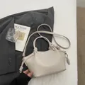 Elegante cremefarbene Umhängetasche mit einzigartigen Knotengriffen für Damenmode - Einzelne Tasche / Grau