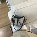 Elegante bolso de hombro de lona con ribete azul marino y herrajes dorados modernos - S / Azul