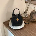 Sofisticata borsa a secchiello in pelle nera con chiusura dorata e tracolla sottile - senza ciondolo / Nero