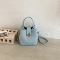 Borsa a mano premium in ecopelle celeste con elegante chiusura a scatto dorata per donna - senza ciondolo / Blu