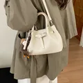 Κομψή off-white δερμάτινη τσάντα χιαστί με διακοσμητικό σχέδιο κόμπου. - Λευκό με Μενταγιόν